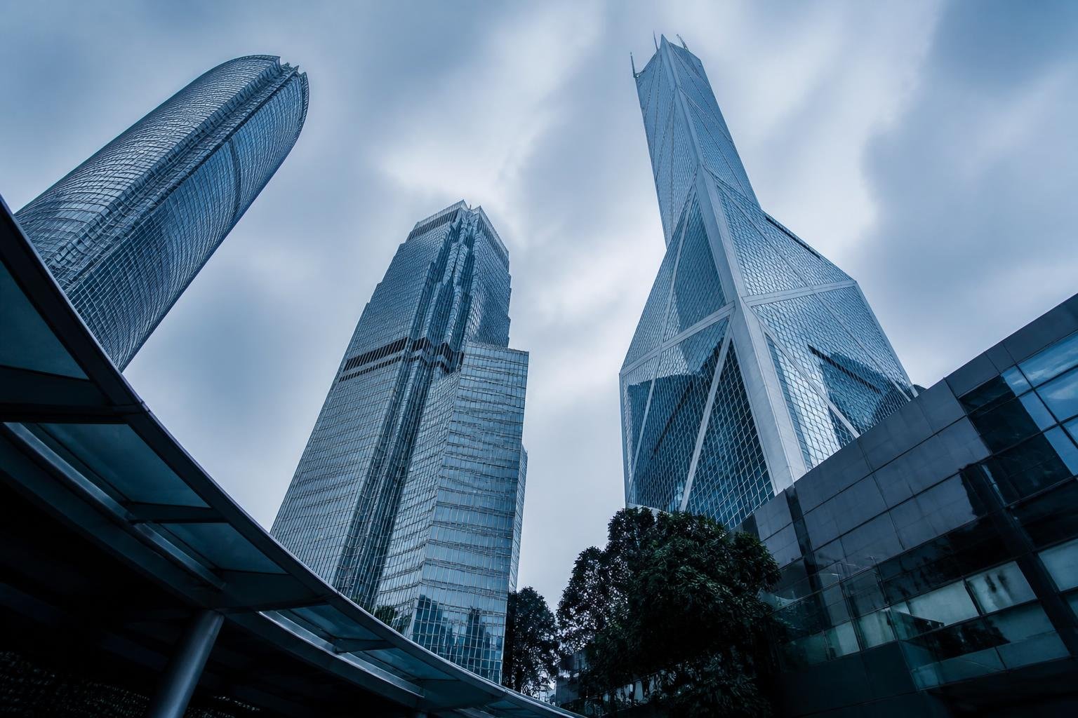 Mercados asiáticos divididos: la caída de chips pesa, la tecnología de HK repunta y el petróleo salta un 5% - Bilde 1